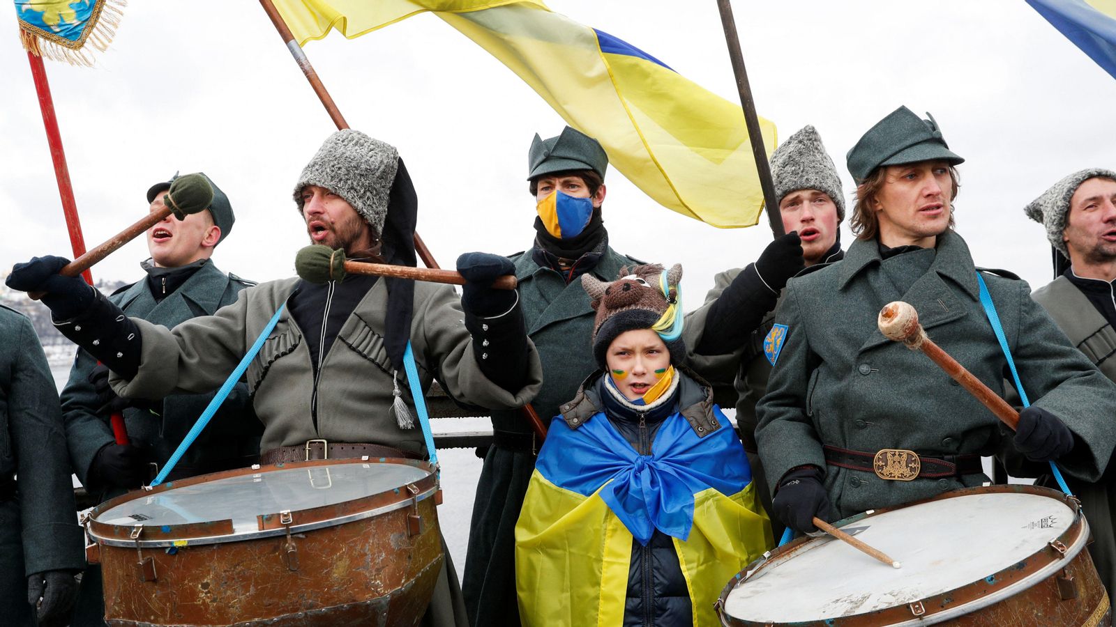 Processó en el pont del riu Dnipro durant el Dia de la Unitat a Kíev, Ucraïna