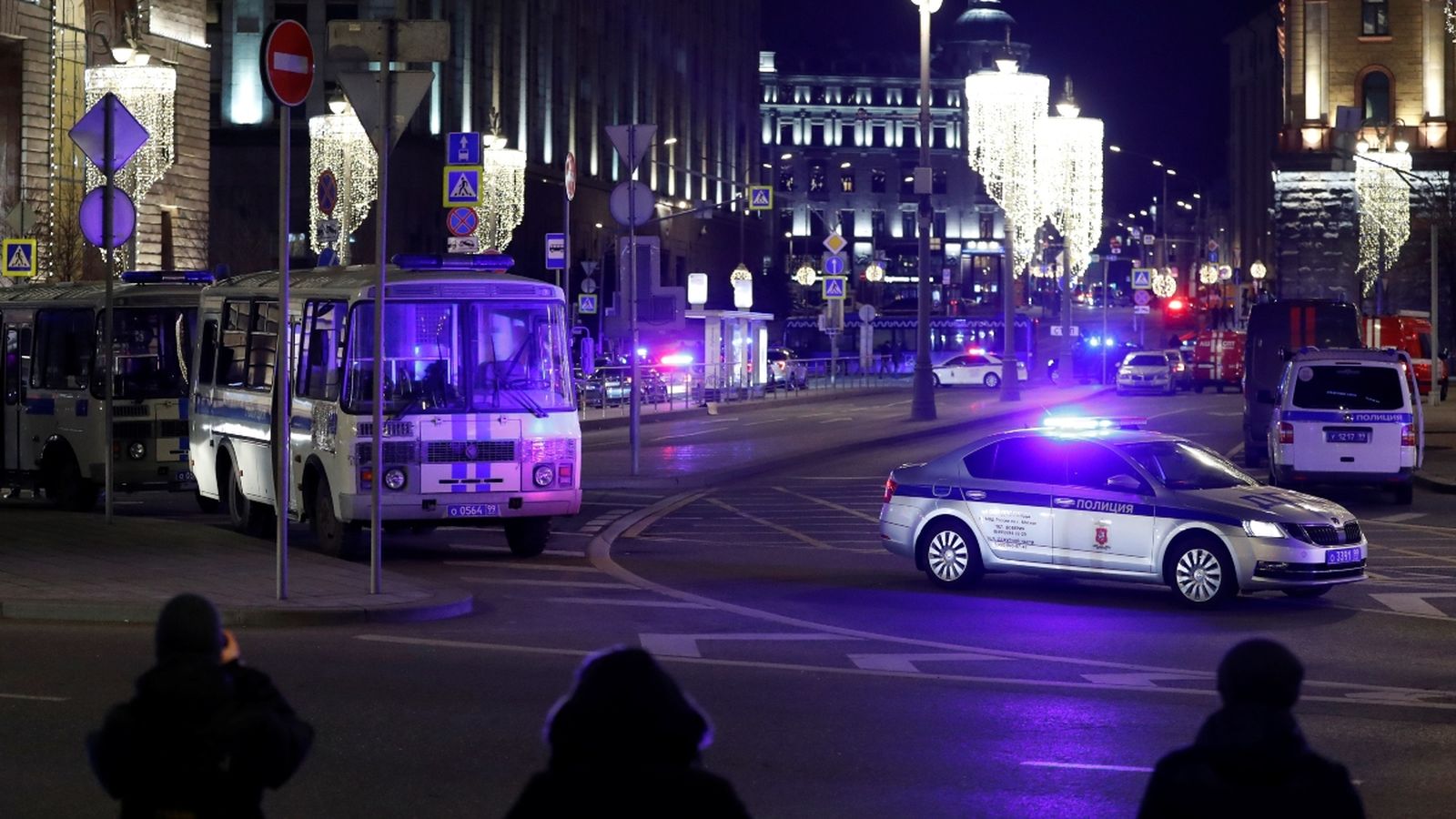 Un cotxe policial davant de l'edifici del FSB de Moscou