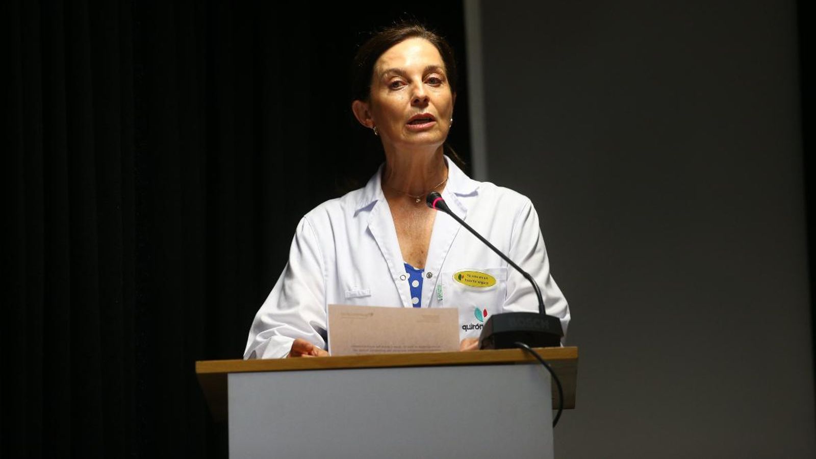 La gerent de l'Hospital Quirón Salud de Madrid, Lucía Alonso, llegeix el comunicat mèdic sobre l'estat del rei Joan Carles I