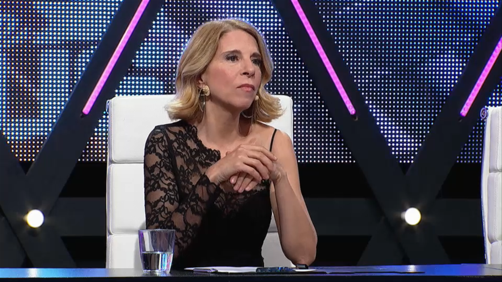 Sole Giménez no està d'acord amb l'expulsió de Peter i amb la veu temblorosa l'acomiada des de la taula del jurat