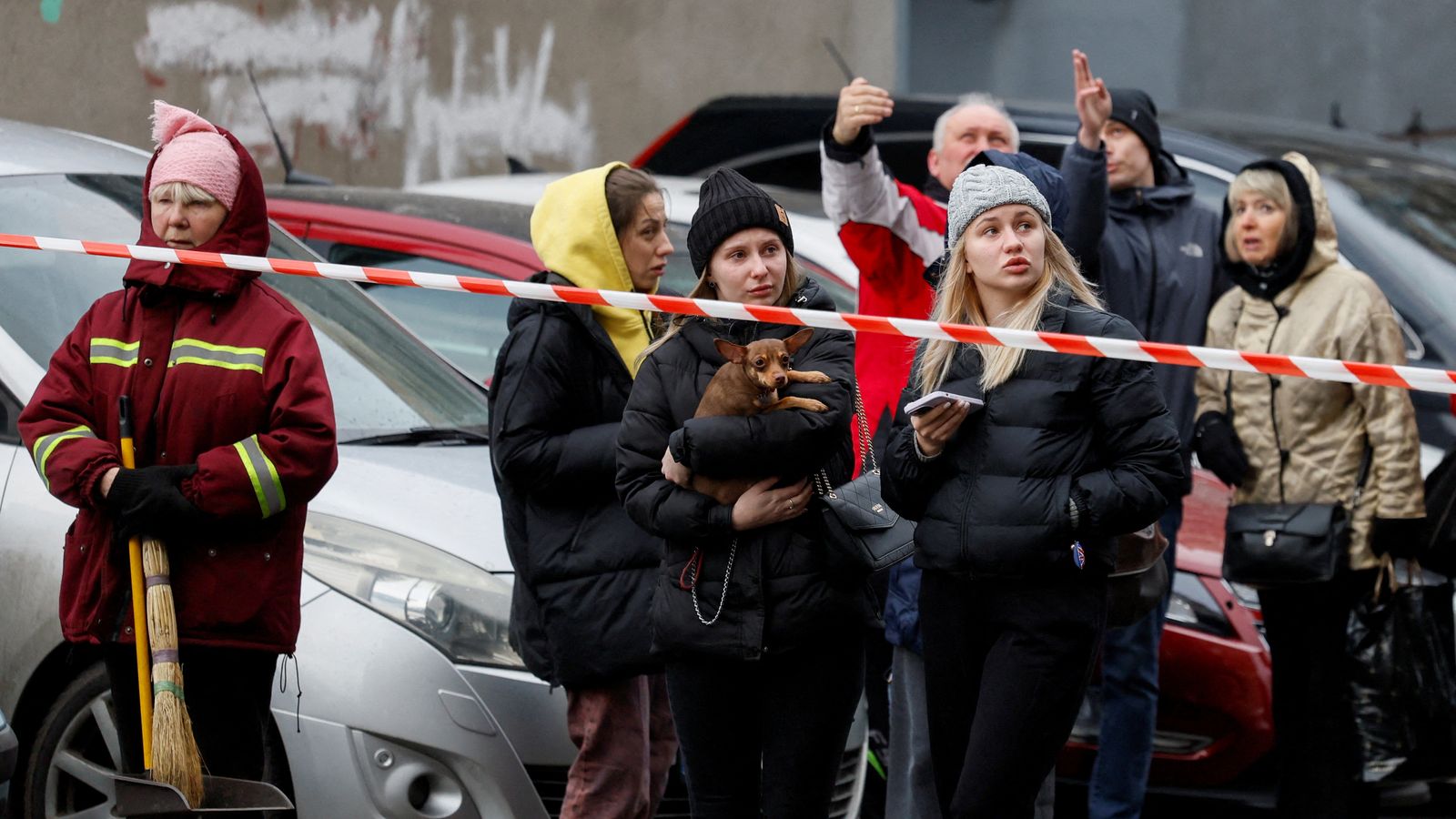 Ucraïnesos al carrer després de l'atac amb míssils russos, a Kíiv aquest dijous / Gleb Garanich (Reuters)