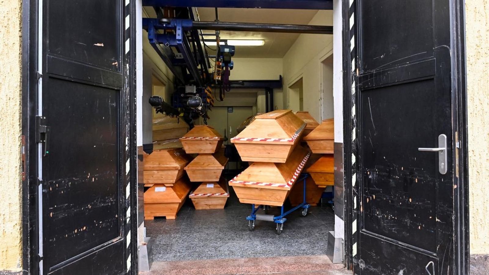 Taüts amb víctimes del coronavirus en un crematori de Meissen, Alemanya