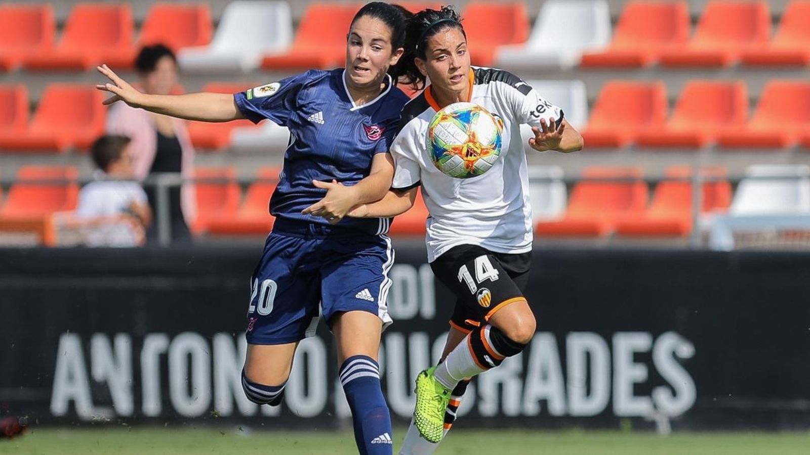 La jugadora del València CF, Carol Férez, disputa el baló amb la jugadora del CD Tacón, Ainoa Campo