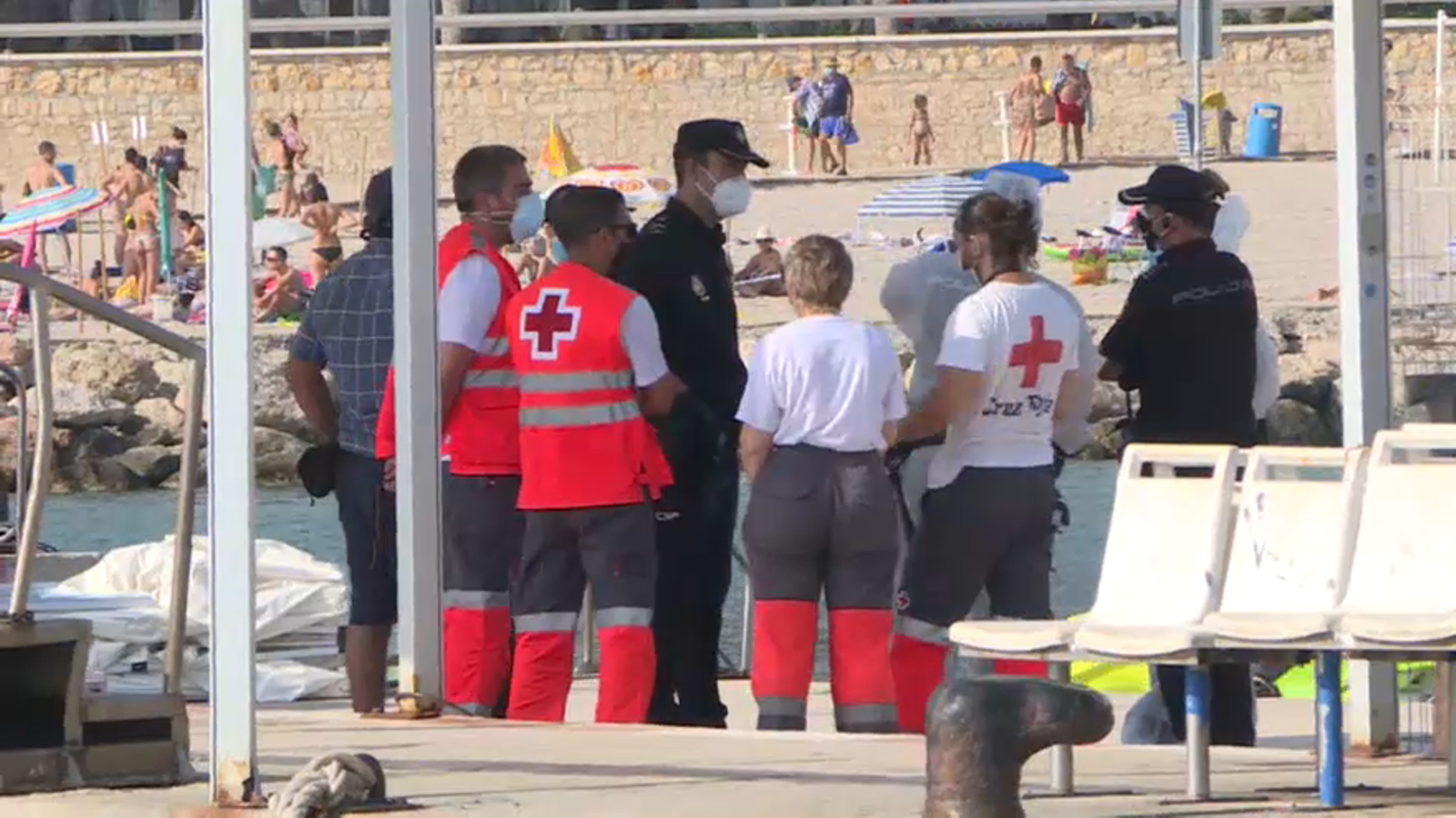 Imatge d'arxiu de l'arribada de tres pasteres al decembre de 2020 a les costes de la Marina Baixa