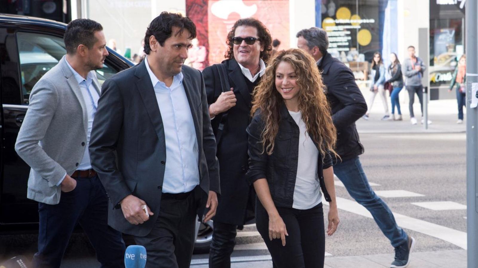 Shakira i Carlos Vives a l'arribada al jutjat mercantil número 12 de Madrid. Luca Piergiovanni (Efe)