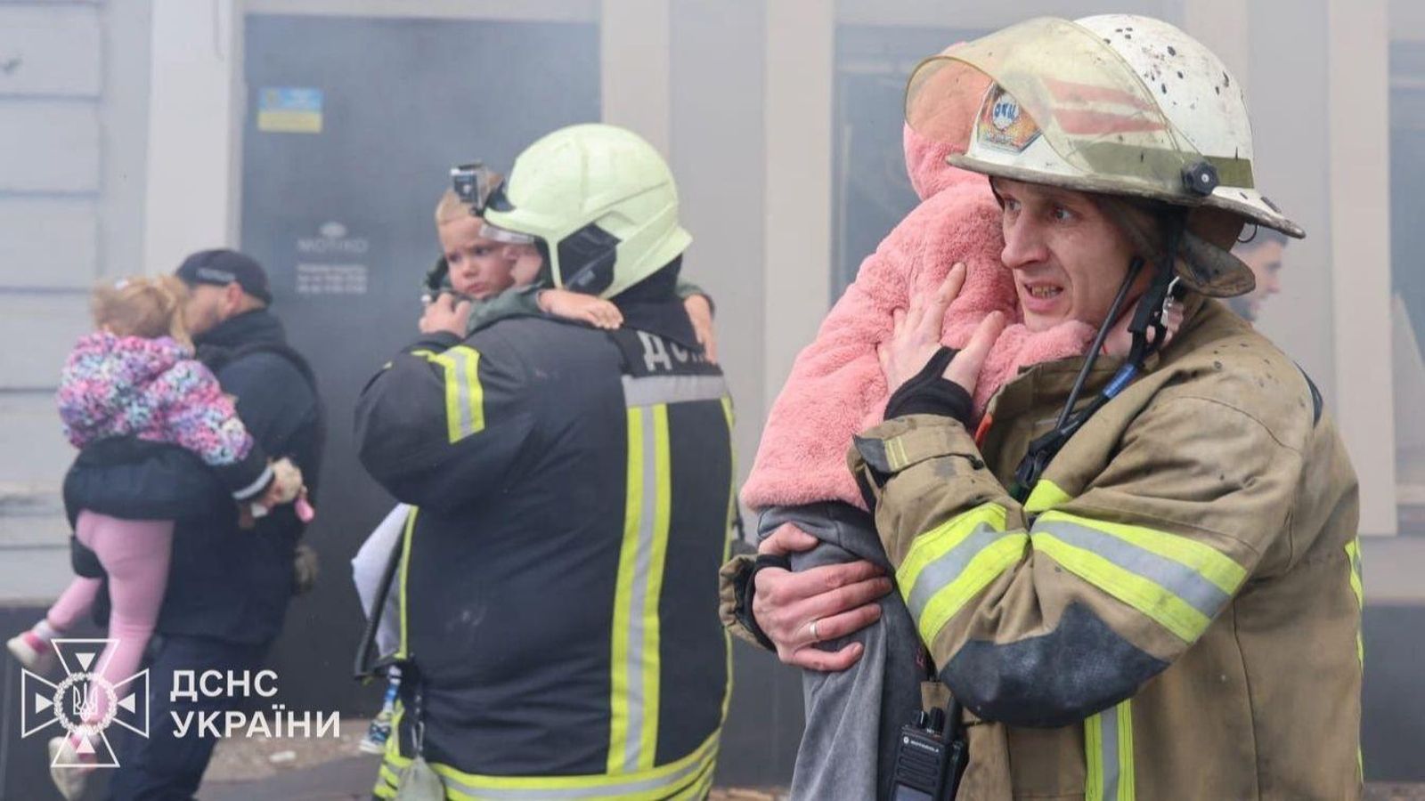 Un dron rus va colpejar una escola infantil, causant una víctima mortal i set ferits a Khàrkiv, Ucraïna