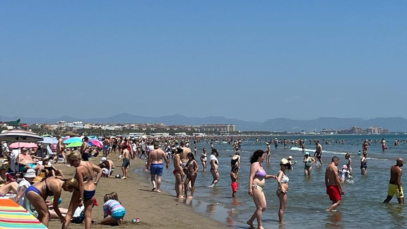 La platja de la Malva-rosa de València, aquest diumenge, de gom a gom