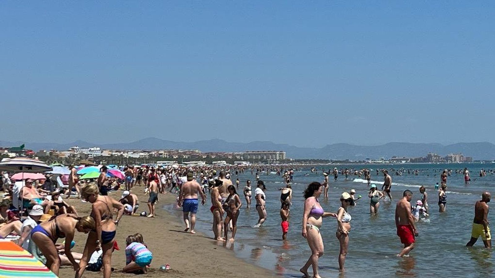 La platja de la Malva-rosa de València, aquest diumenge, de gom a gom La platja de la Malva-rosa de València, aquest diumenge, de gom a gom