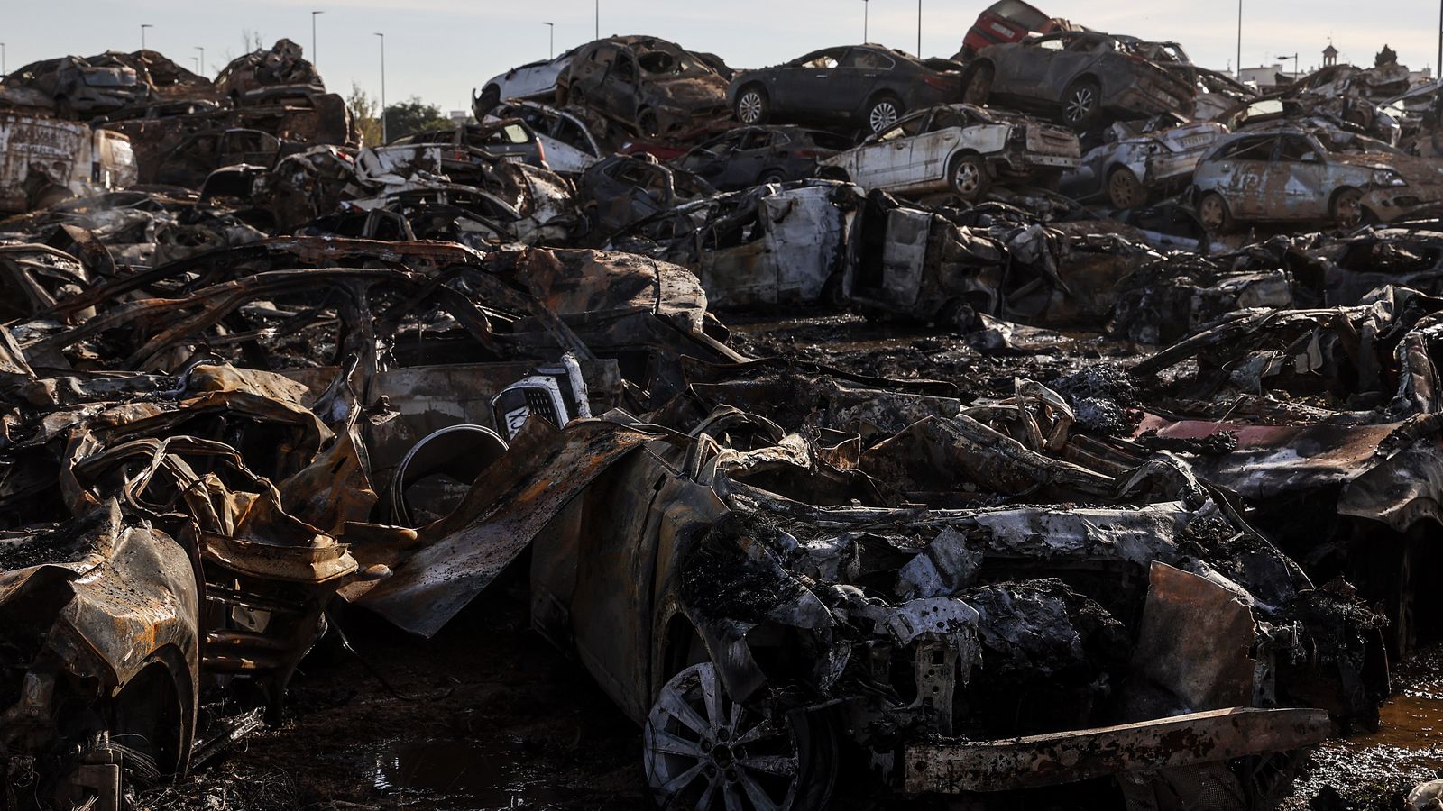 Una campa de cotxes, que es va veure afectada per un incendi després de la dana