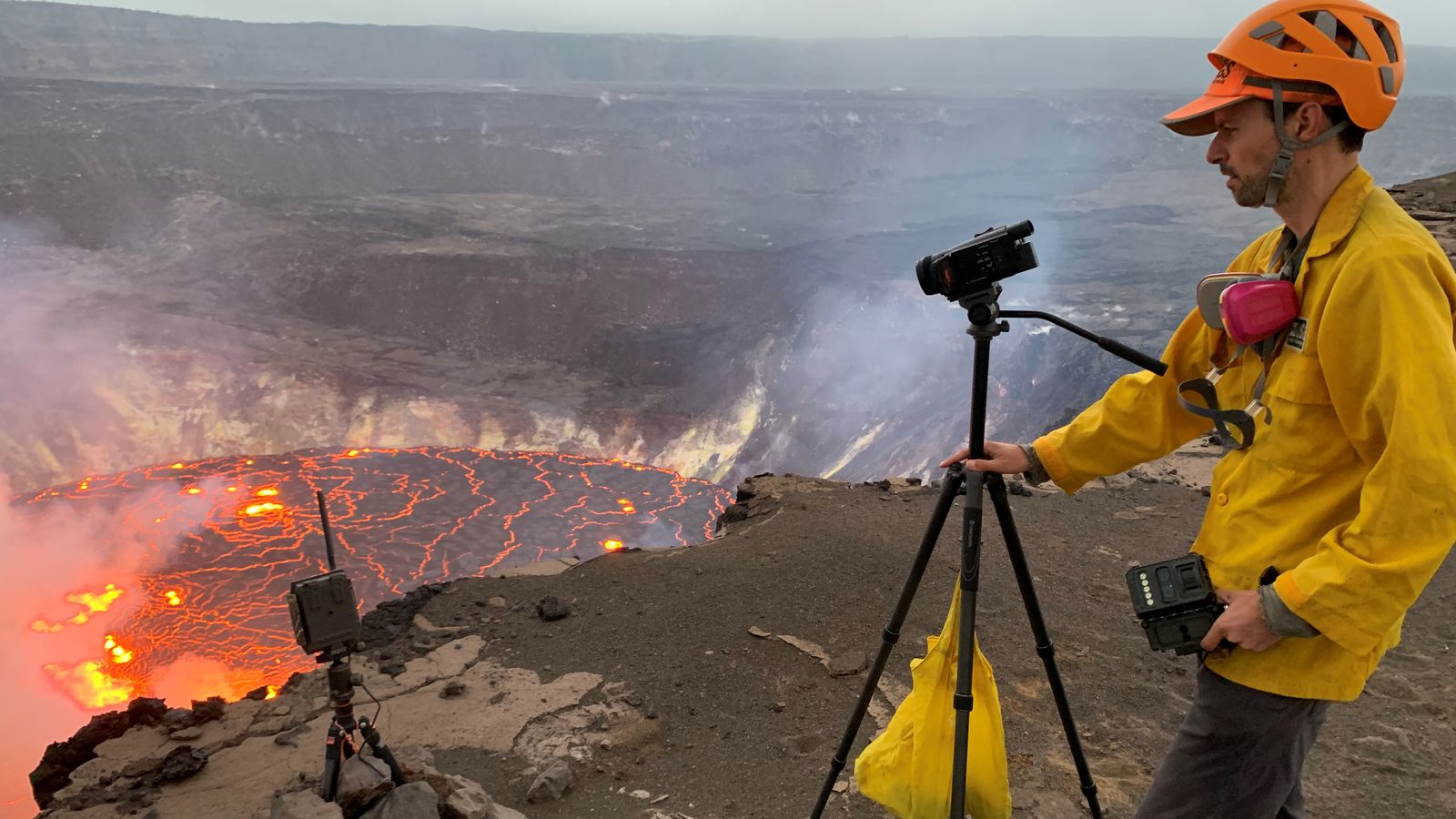 Un geòleg fotografia l'erupció del volcà Kilauea al Parc Nacional de Hawaii, els EUA