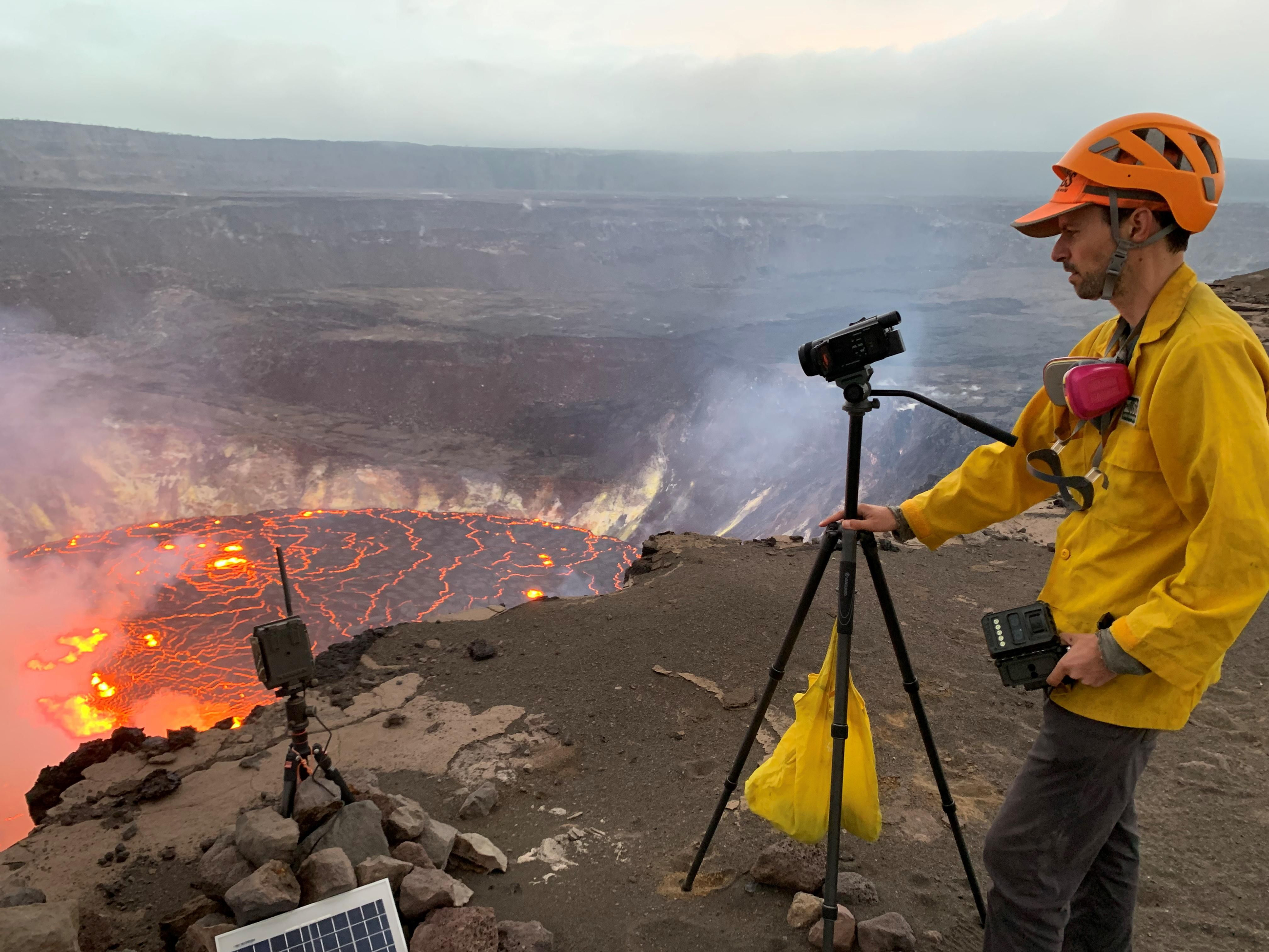 Un geòleg fotografia l'erupció del volcà Kilauea al Parc Nacional de Hawaii, els EUA