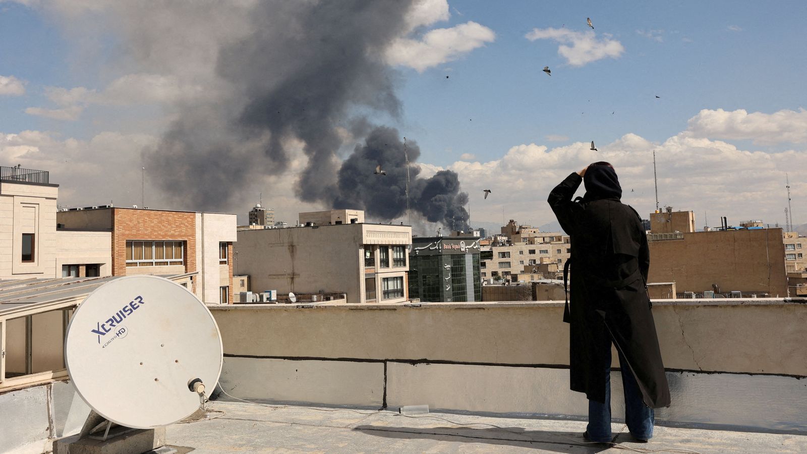 Una dona contempla els danys per l'impacte de projectils israelians sobre Teheran l'1 de març