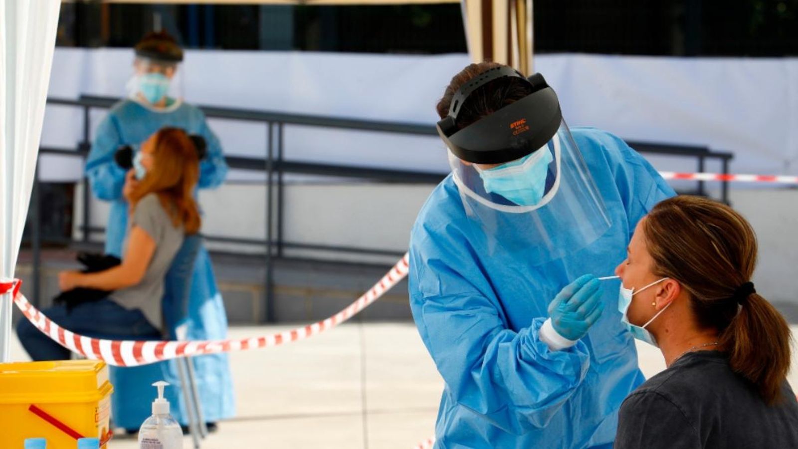 Personal sanitari realitza un PCR