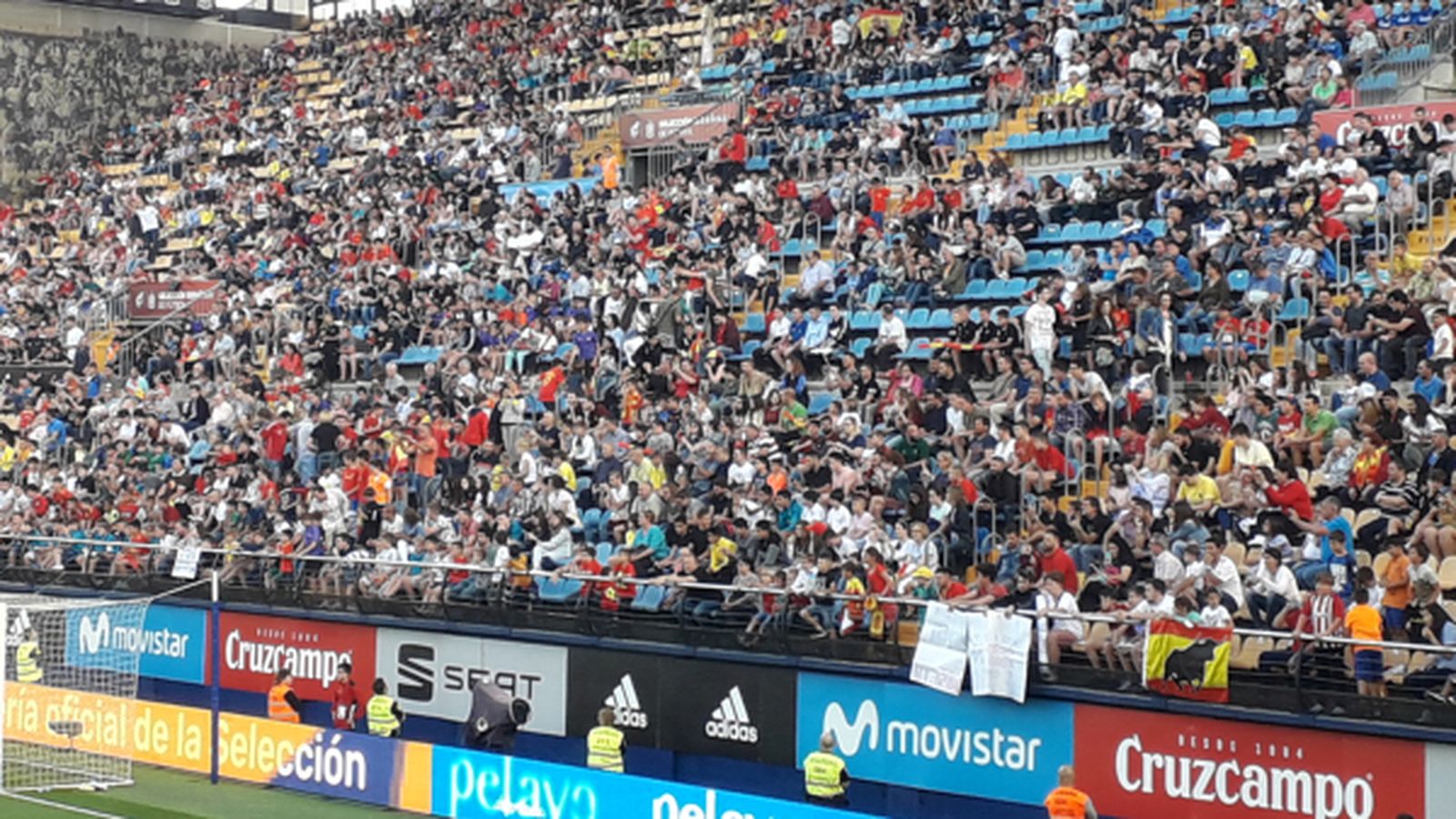 Milers d’aficionats seguiren l’entrenament de la selecció a Vila-real.