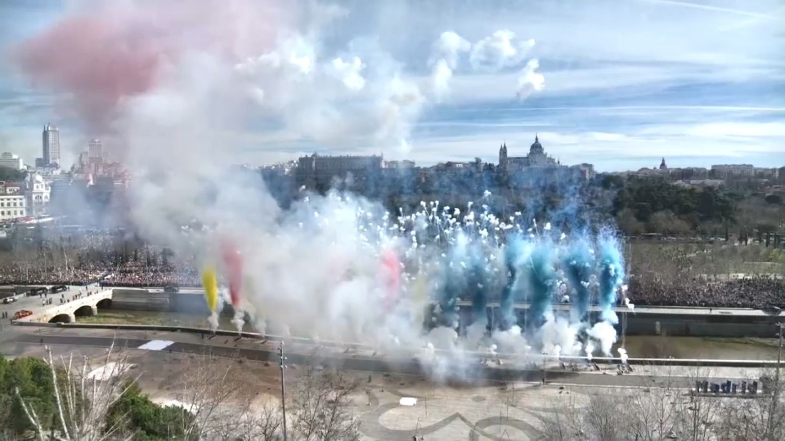 Els assistents han gaudit d'un espectacle de sis minuts amb més de 300 quilos de pólvora i 3.000 esclats