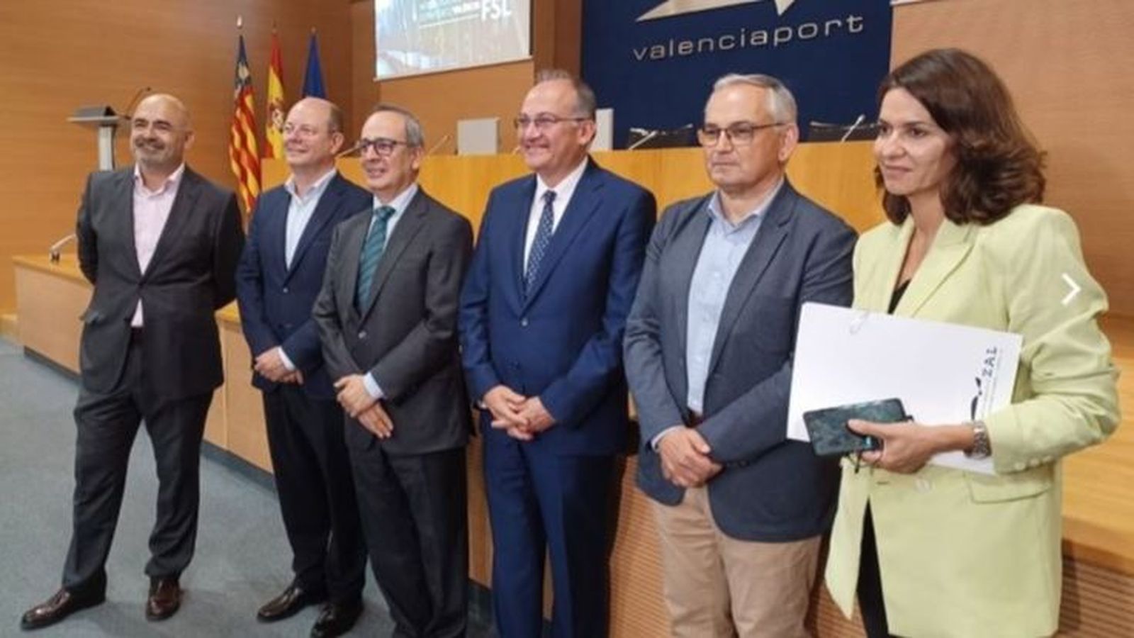 Responsables d'Adif i el port de València en l'acte de presentació de la nova terminal logística que se ubicarà en la Font de Sant Lluís