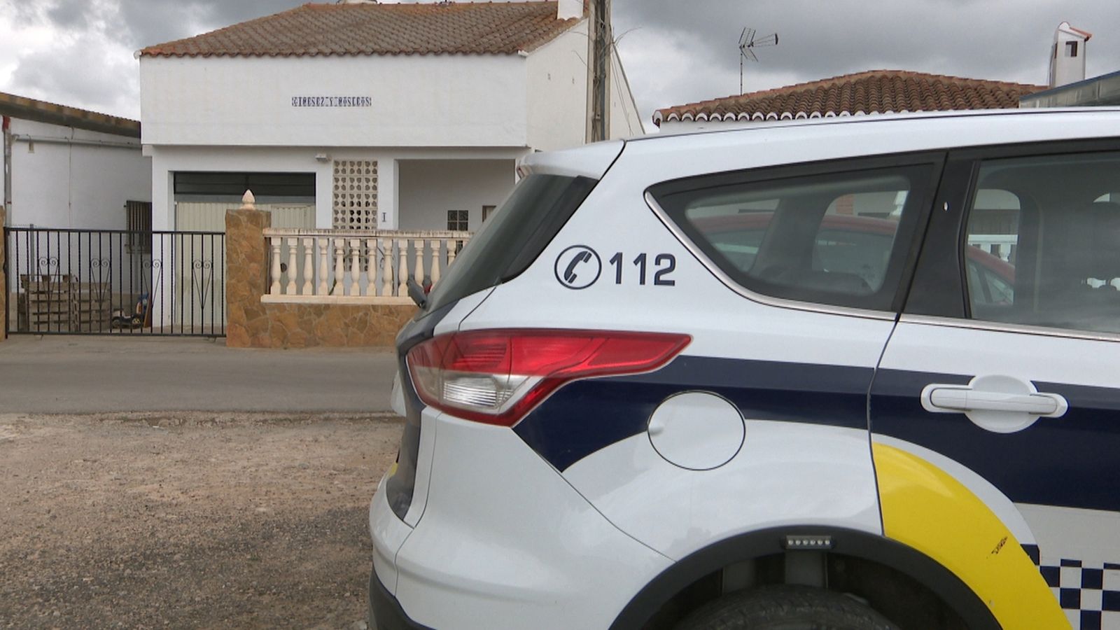 La dona fuig amb els fills de 3 i 13 anys