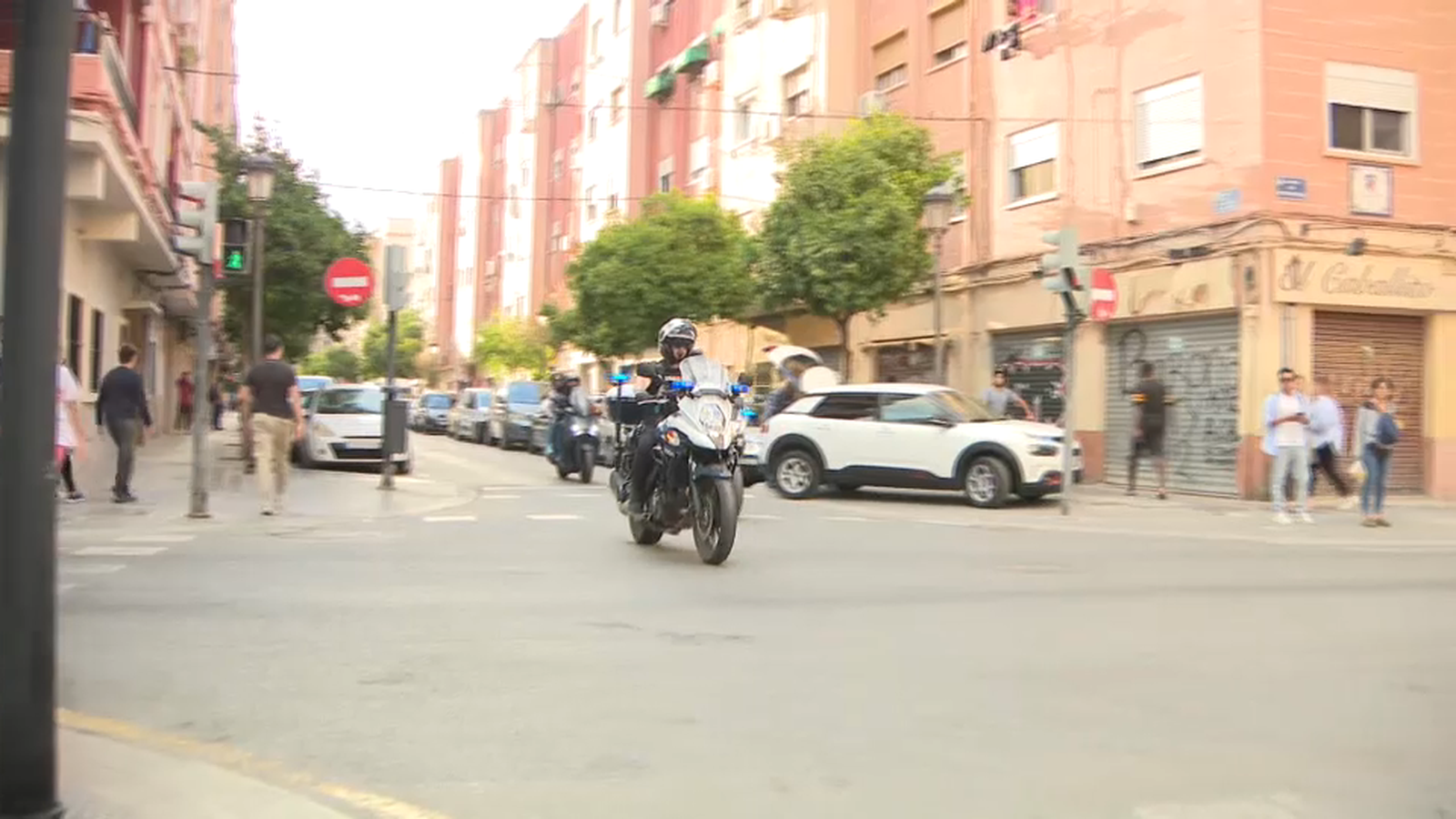 La policia recorre el barri dels Orriols