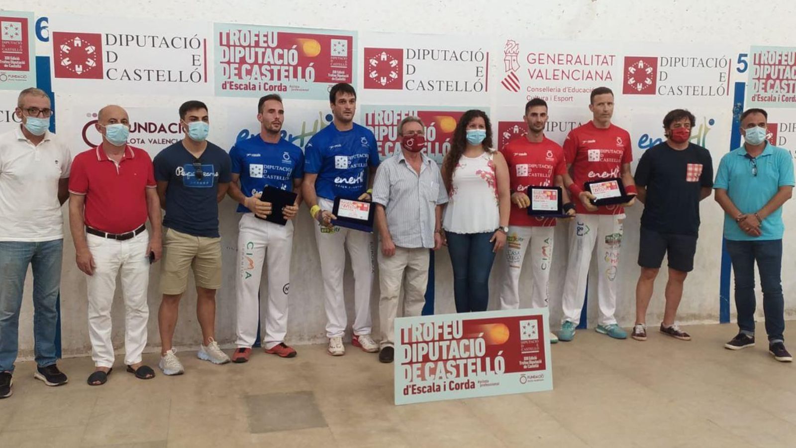Els campions i els subcampions, amb el premi