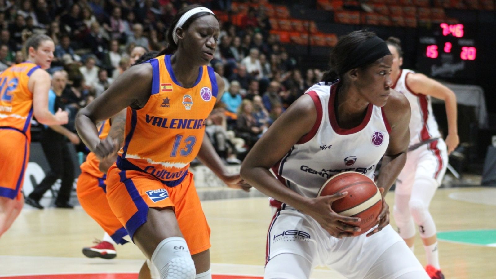 Meiya Tirera defensa en un partit coral