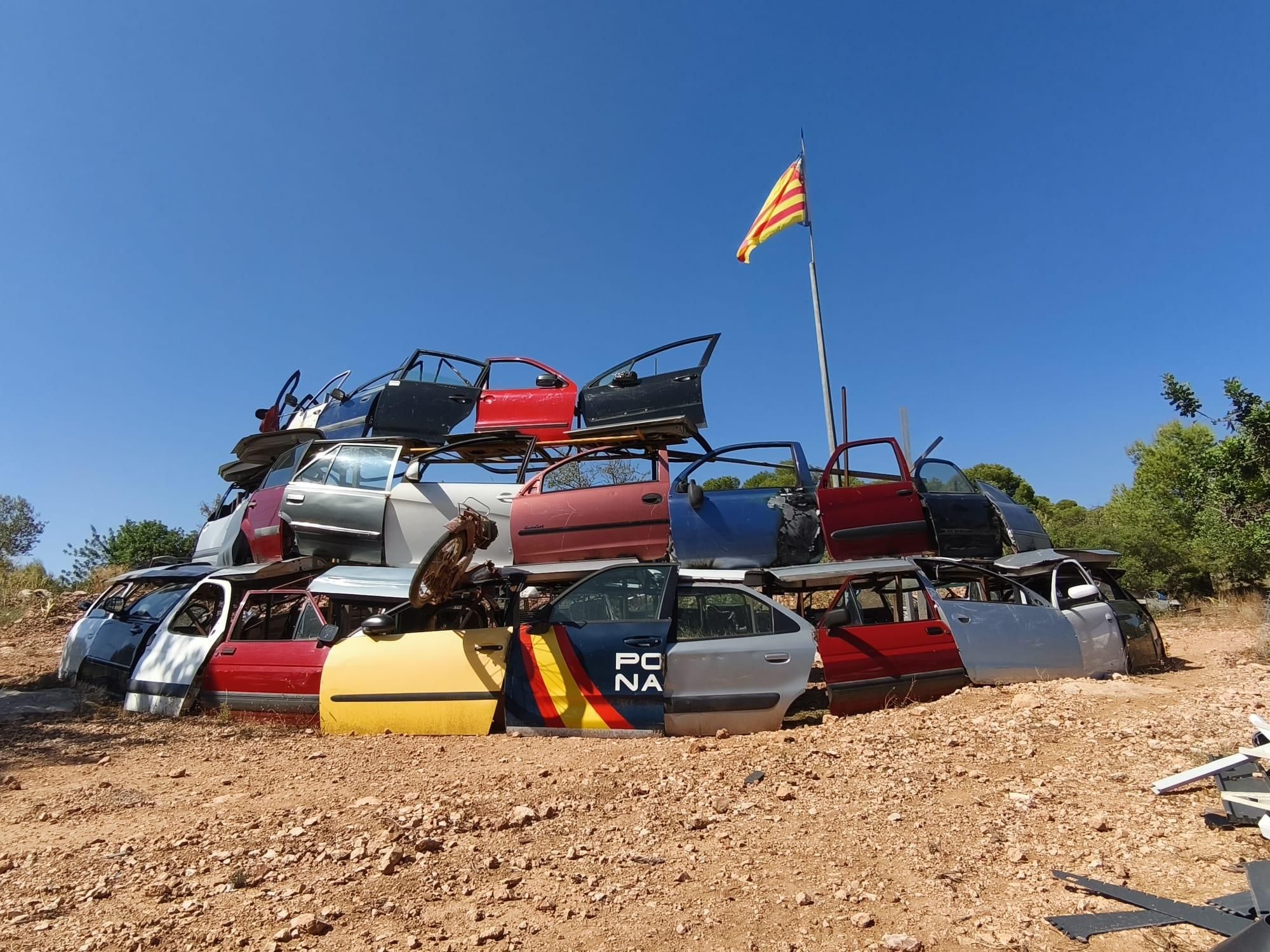 Soldadors vinguts de tot Espanya ajuden a soldar les peces de l'escultura