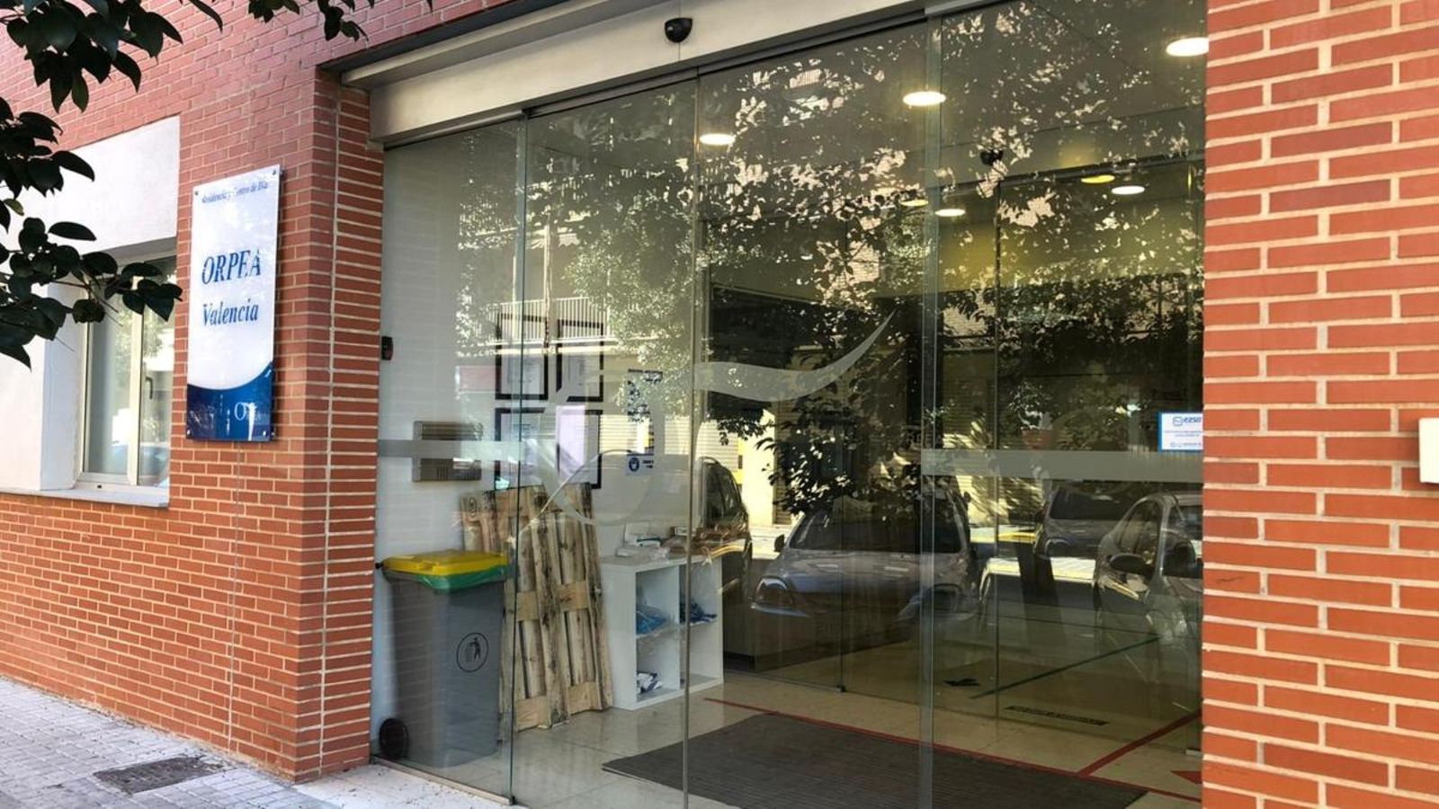 Entrada principal de la residència de València on s'ha declarat el brot massiu