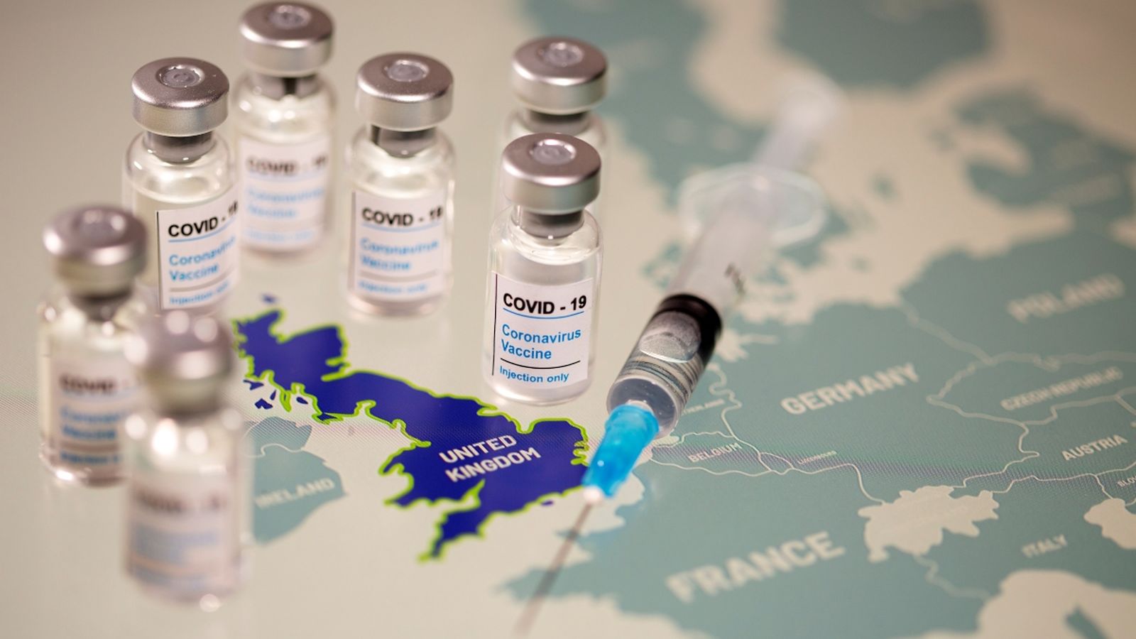 Vials de vacuna sobre un mapa d'Europa