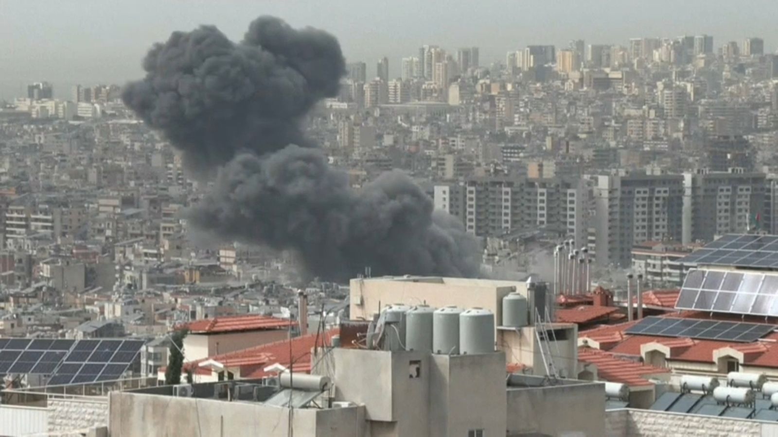 El fum s'eleva mentre Israel ataca els suburbis del sud de Beirut per primera vegada des de novembre
