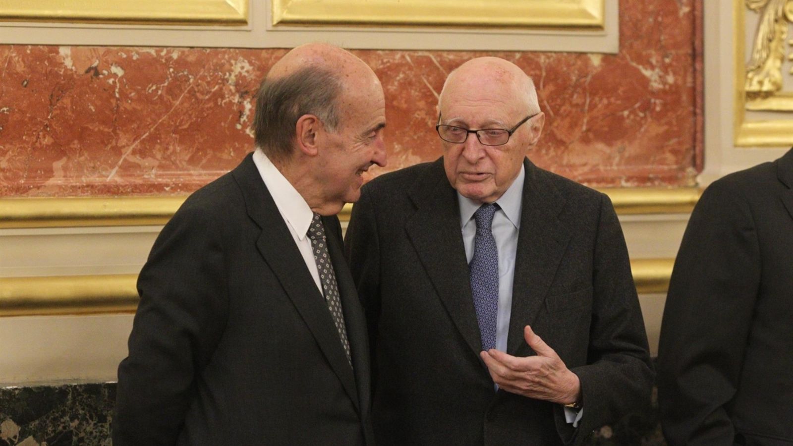 El polític José Pedro Pérez-Llorca (dreta), un dels set ponents de la Constitució espanyola, ha mort aquest dimecres