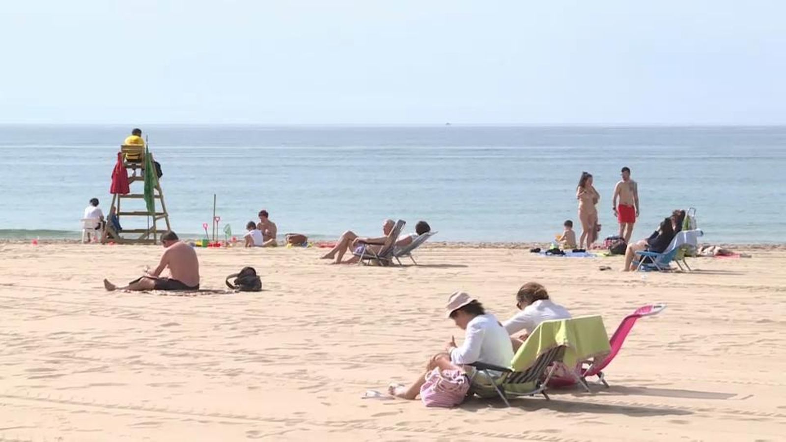 Els quatre dies previs a Setmana Santa hi ha hagut reserves d'última hora. Foto portada: un grup de viatgers, a la platja.