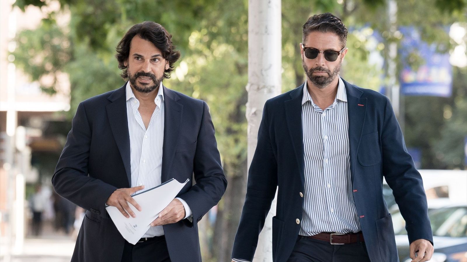 A l'esquerra, Alberto González Amador, parella d'Isabel Díaz Ayuso, arribant al jutjat
