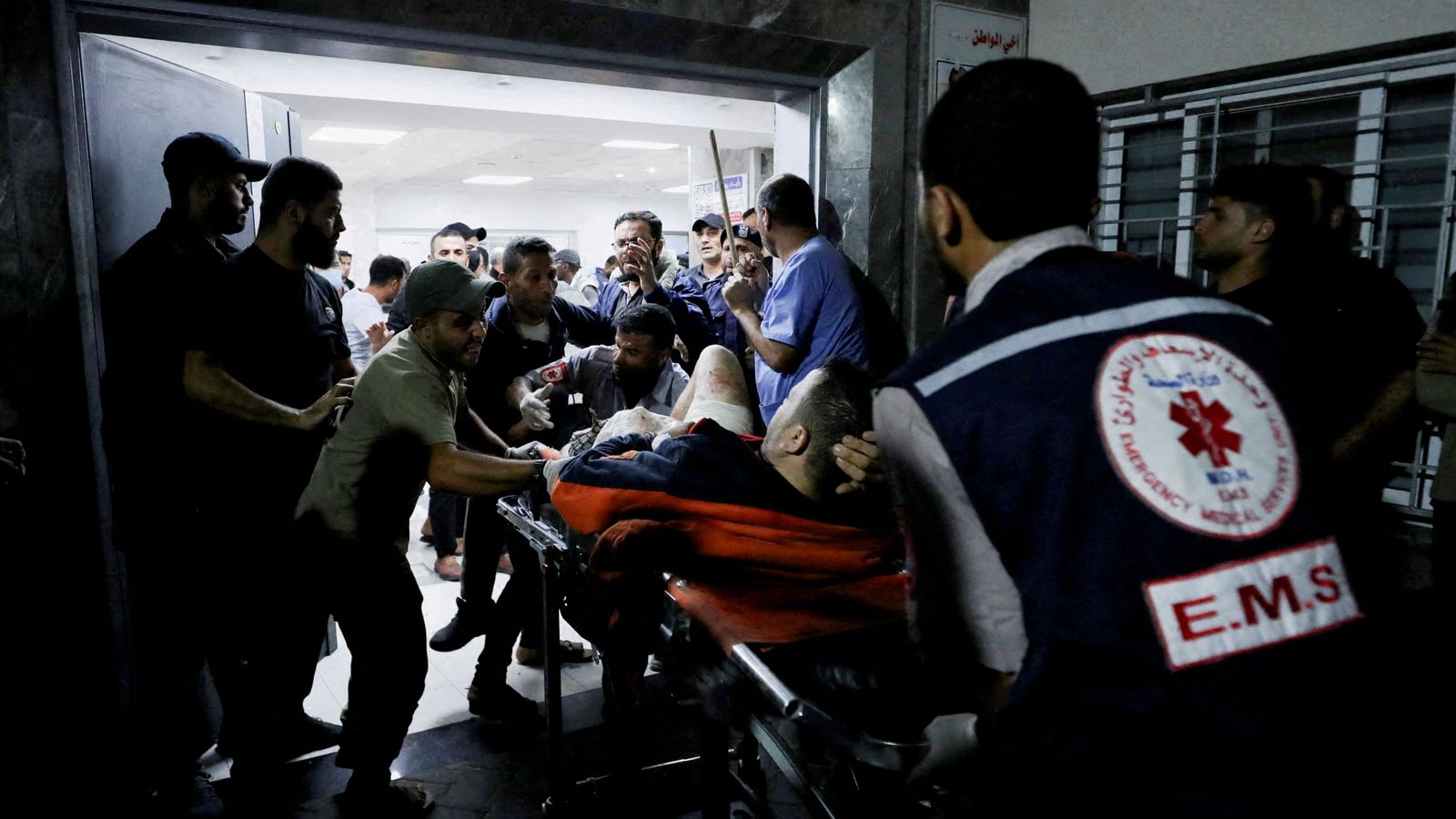 Trasllat d'un dels ferits en l'atac a l'hospital d'al Shifa de Gaza