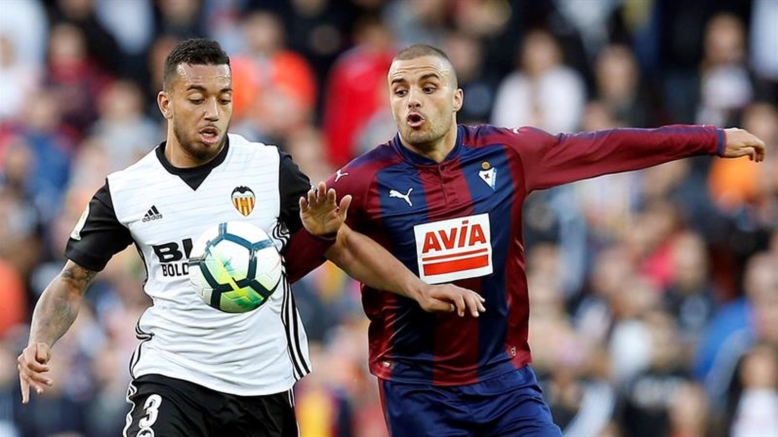El defensa portugués del València Rubén Vezo i Pedro León, de l'Eibar, durant el partit de Lliga en Primera Divisió