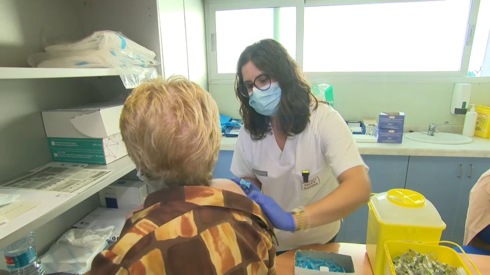 Una dona rep aquest dilluns la vacuna de la grip i la de la covid