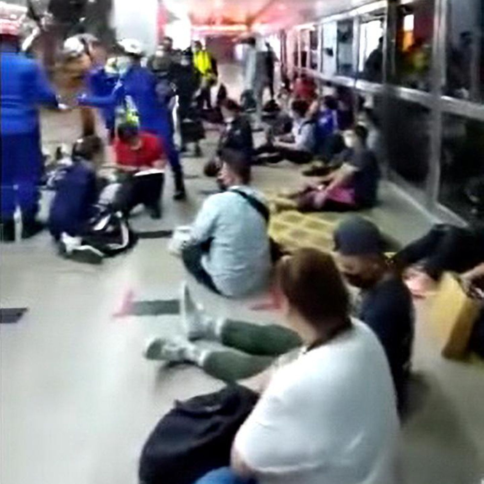 Diverses persones ferides després de l'accident esperen a l'andana de l'estació