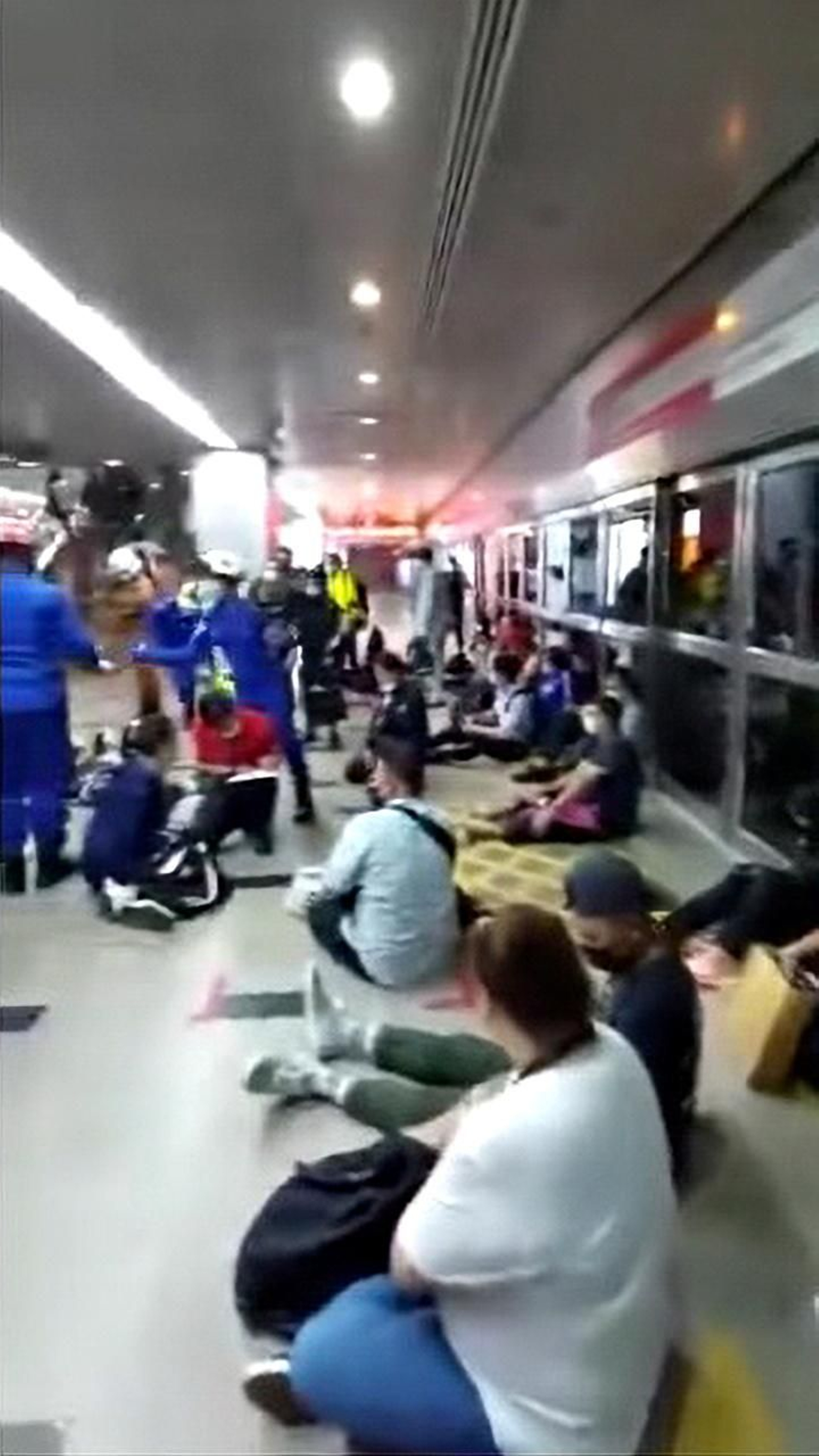 Diverses persones ferides després de l'accident esperen a l'andana de l'estació