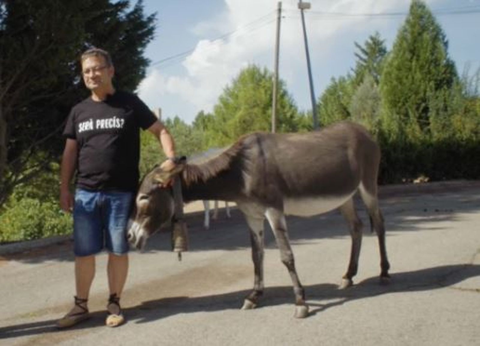 Santiago Casanova, regidor de Cultura de Gaibiel, amb un ruc