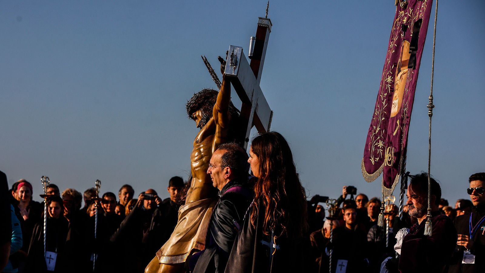 Confrares porten la talla de Crist a la riba de la platja en la processó de Divendres Sant, a València, en una imatge d'arxiu