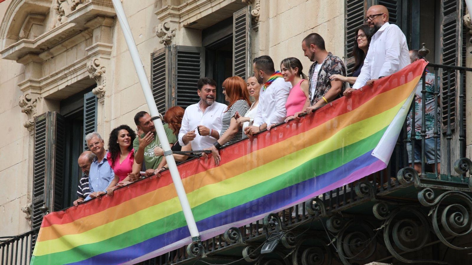 Retiren la bandera LGTBI del balcó de l'Ajuntament d'Alacant abans de la marxa de l'Orgull Retiren la bandera LGTBI del balcó de l'Ajuntament d'Alacant abans de la marxa de l'Orgull