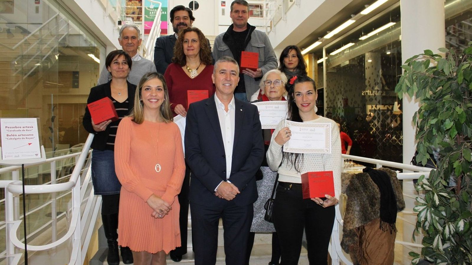 El conseller d'Economia Sostenible, Rafael Climent, amb els guardonats dels VI Premis d'Artesania Comunitat Valenciana (GVA Economia).