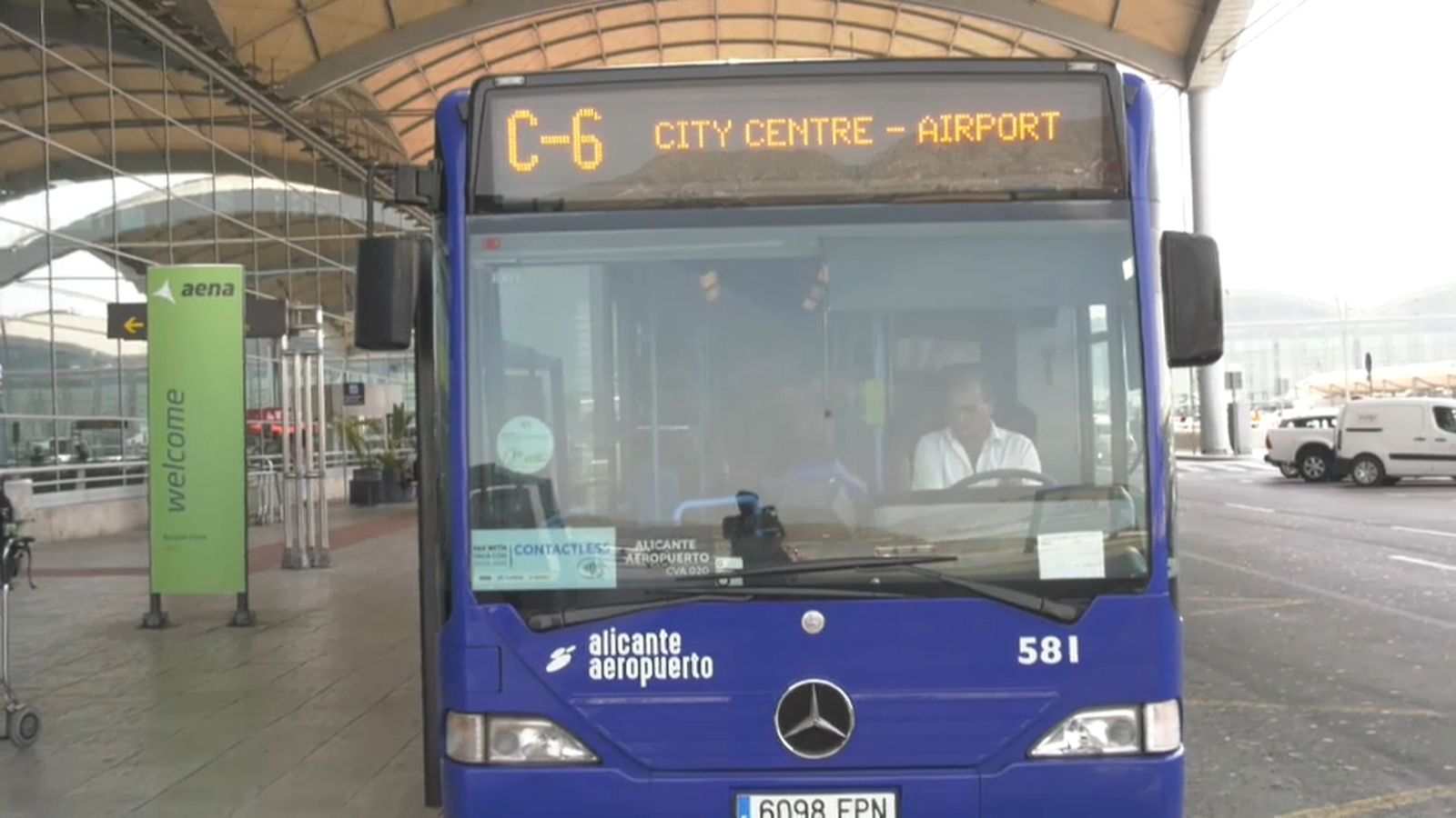 Els viatgers només poden arribar a l'aeroport d'Alacant-Elx en cotxe o autobús