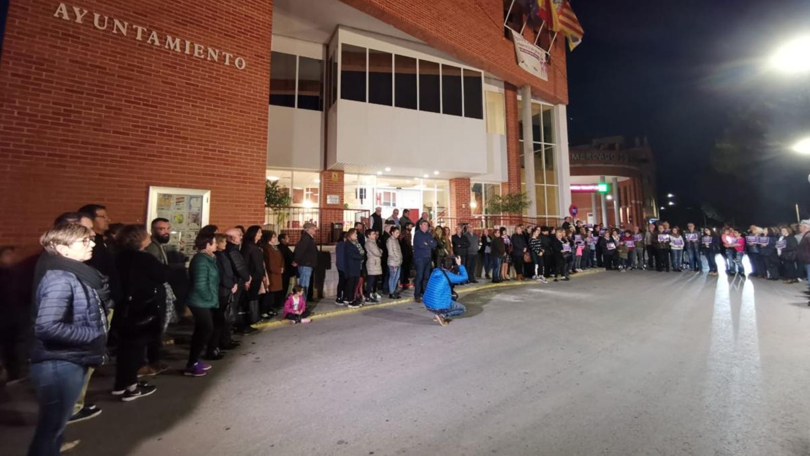 Concentració de rebuig a la violència masclista a les portes de l'Ajuntament de Rojals