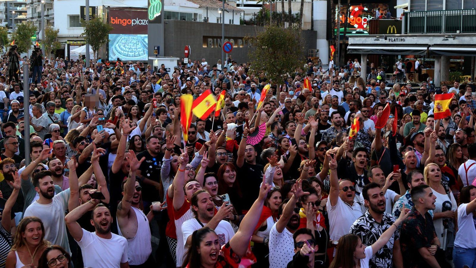 Els eurofans es van congregar a la plaça de la Hispanitat de Benidorm per a seguir el festival