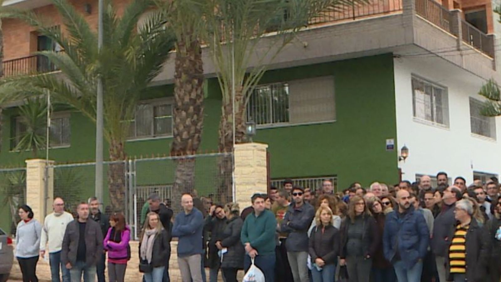 Concentració a les portes del centre.