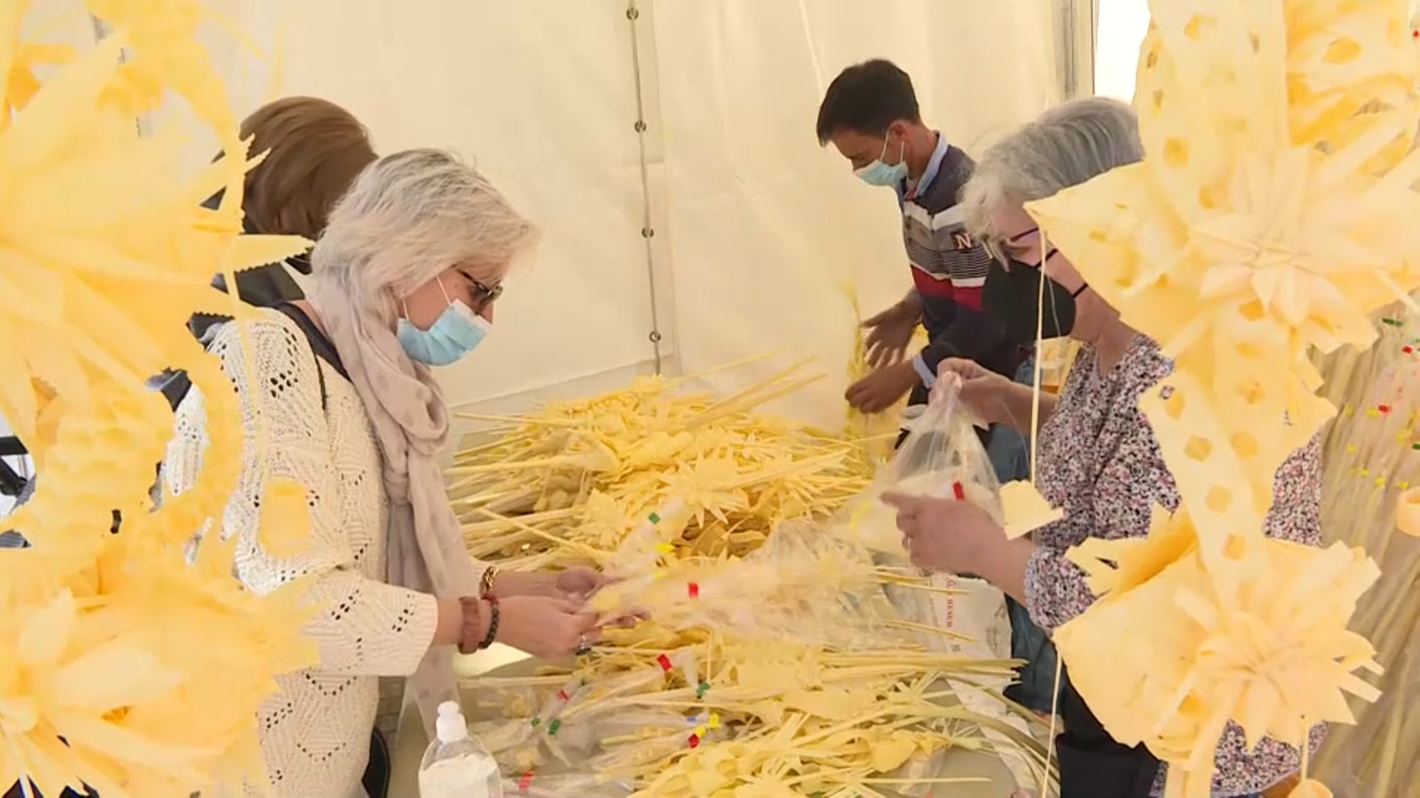 Una dona compra la tradicional palma blanca d'Elx