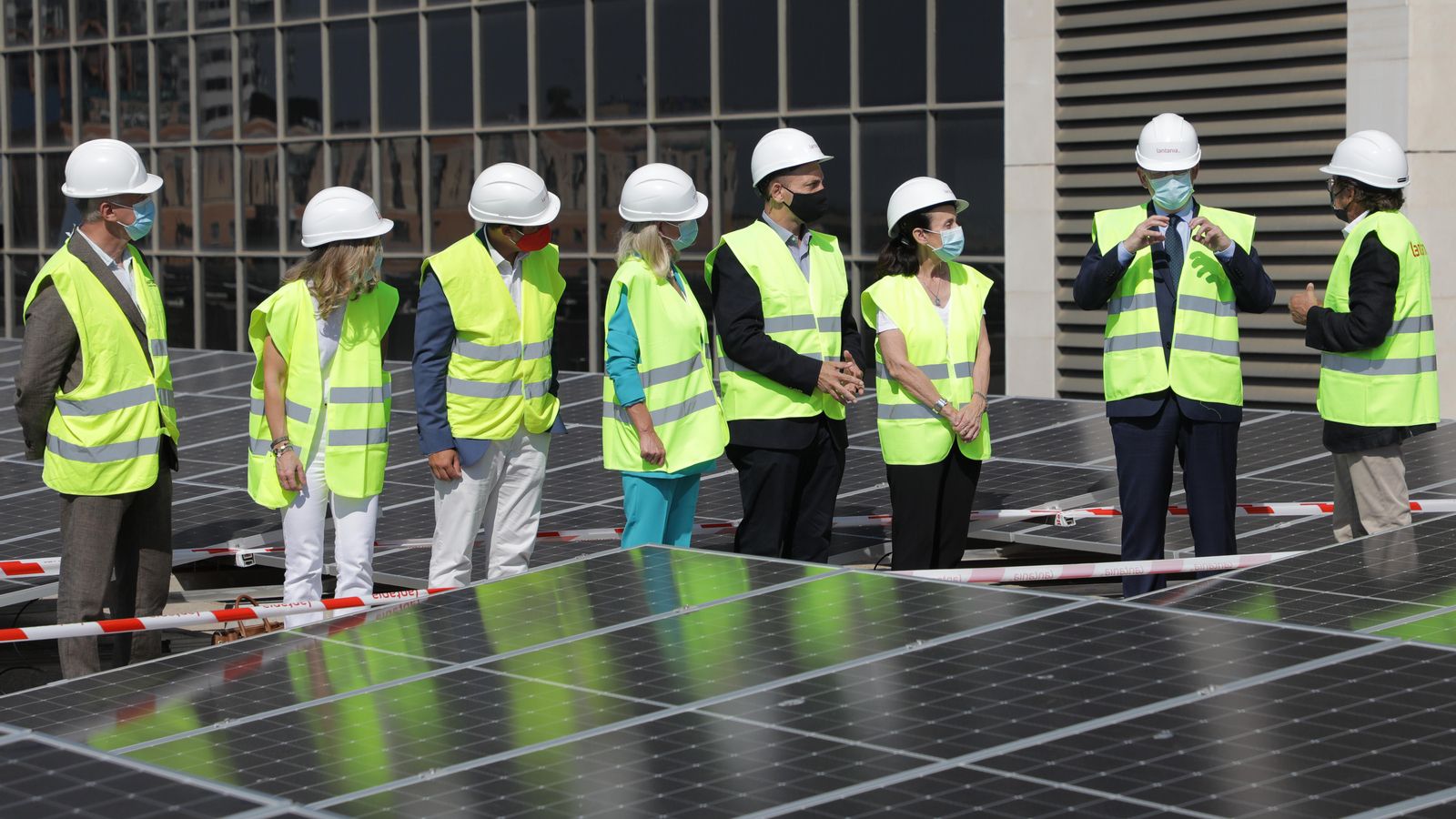 El president de la Generalitat i la consellera de Justícia contemplen els panells solars de la Ciutat de la Justícia de València