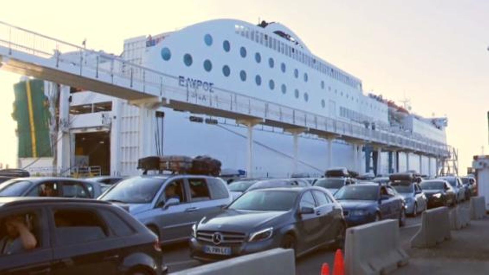 Vehicles en cua al port d'Alacant, una de les imatges de l'Operació Pas de l'Estret.
