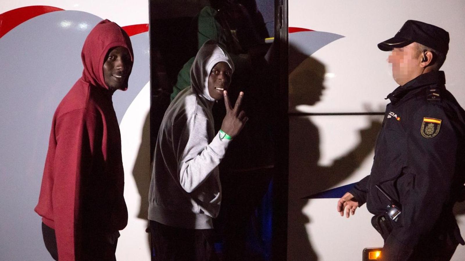 Dos dels 104 migrants que han arribat al port de Màlaga aquest mes de desembre
