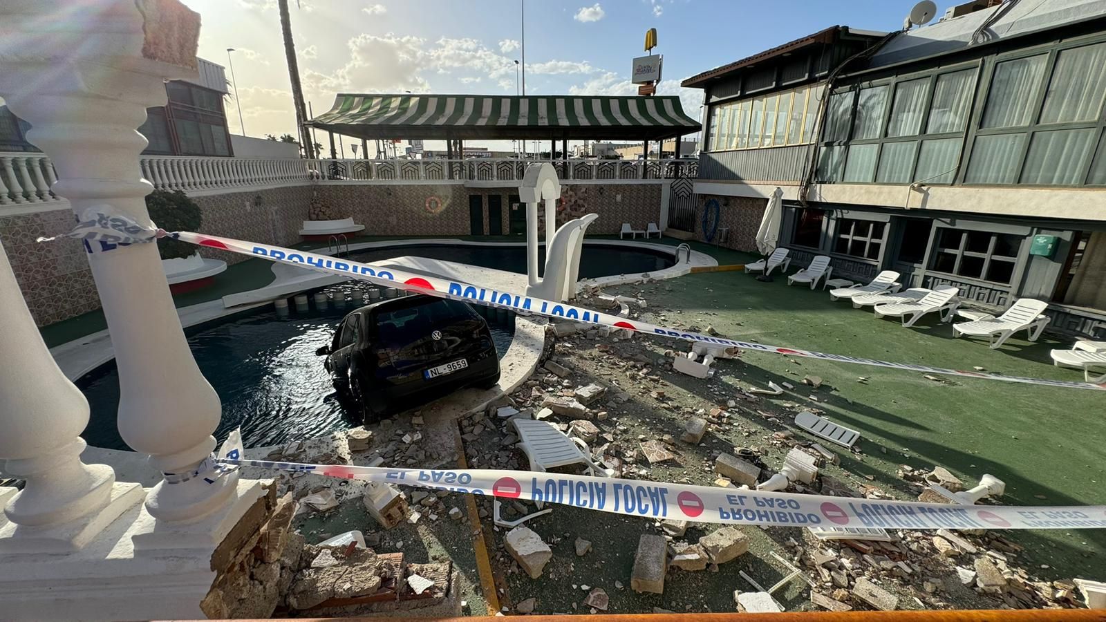 Zona de piscina de l'hotel Torrejoven de Torrevella