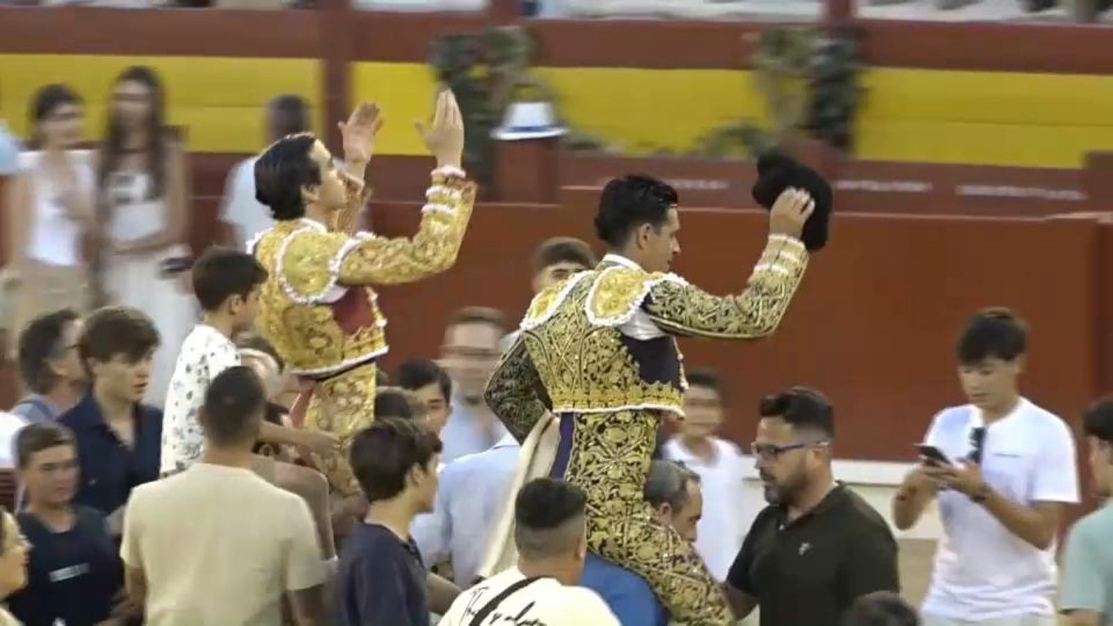 Orella per a Juan Ortega, sobresalt per l’enganxada de Marco Pérez i bou indultat en la Fira de Fogueres